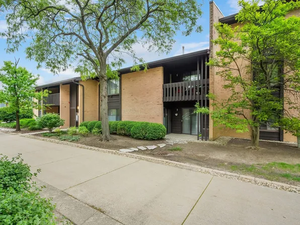 6109 Knoll Wood Rd APT 102, Willowbrook, IL 60527