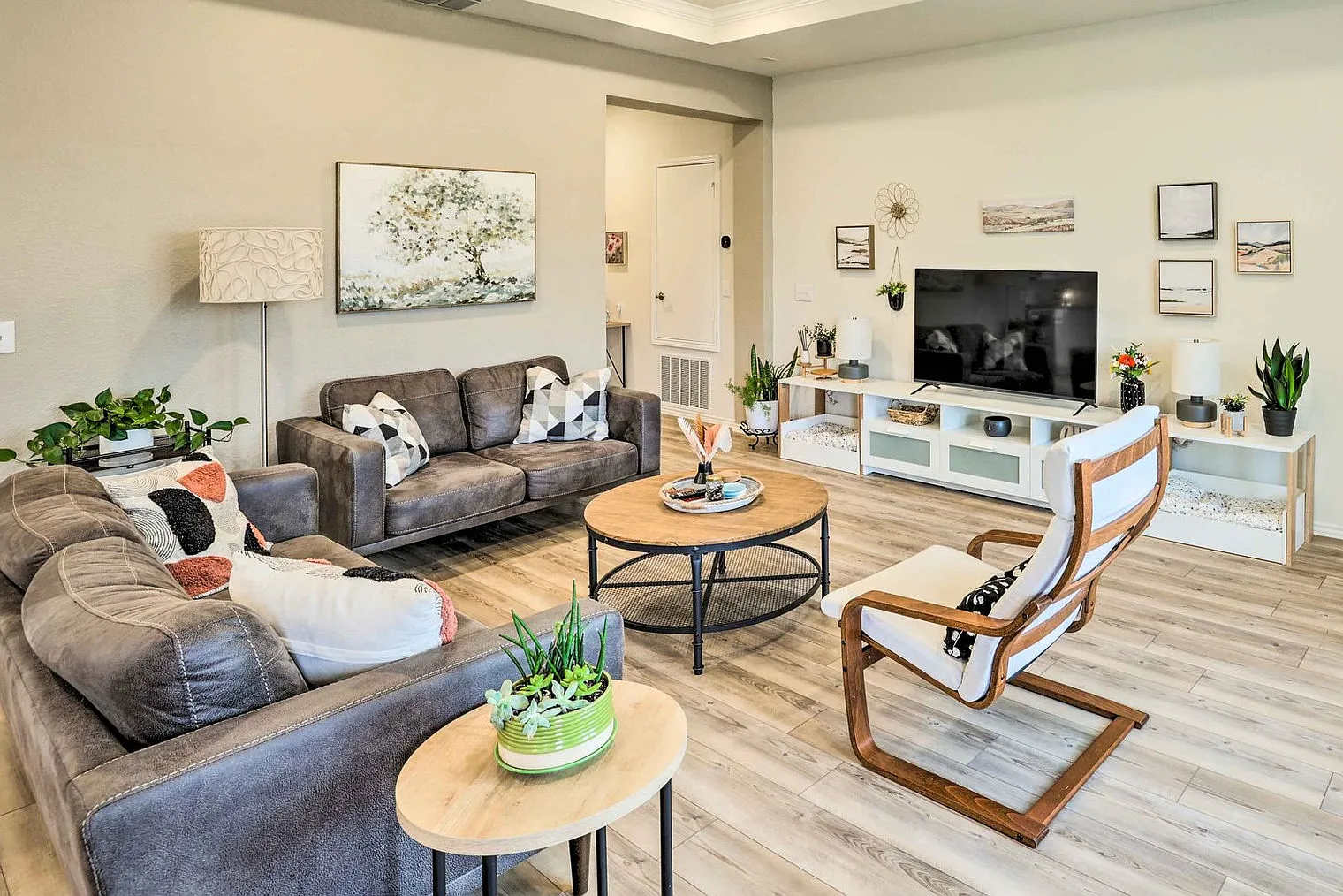 2 bed, 2.0 bath, 1399 sqft, $4,096 — Photo 3