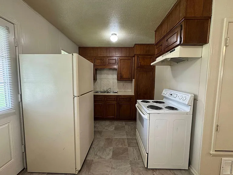 806 Safady St — Photo 22