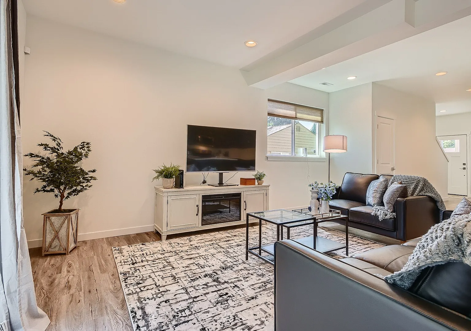 Your Home Away From Home: Modern Elegance & Luxury Living — Photo 2