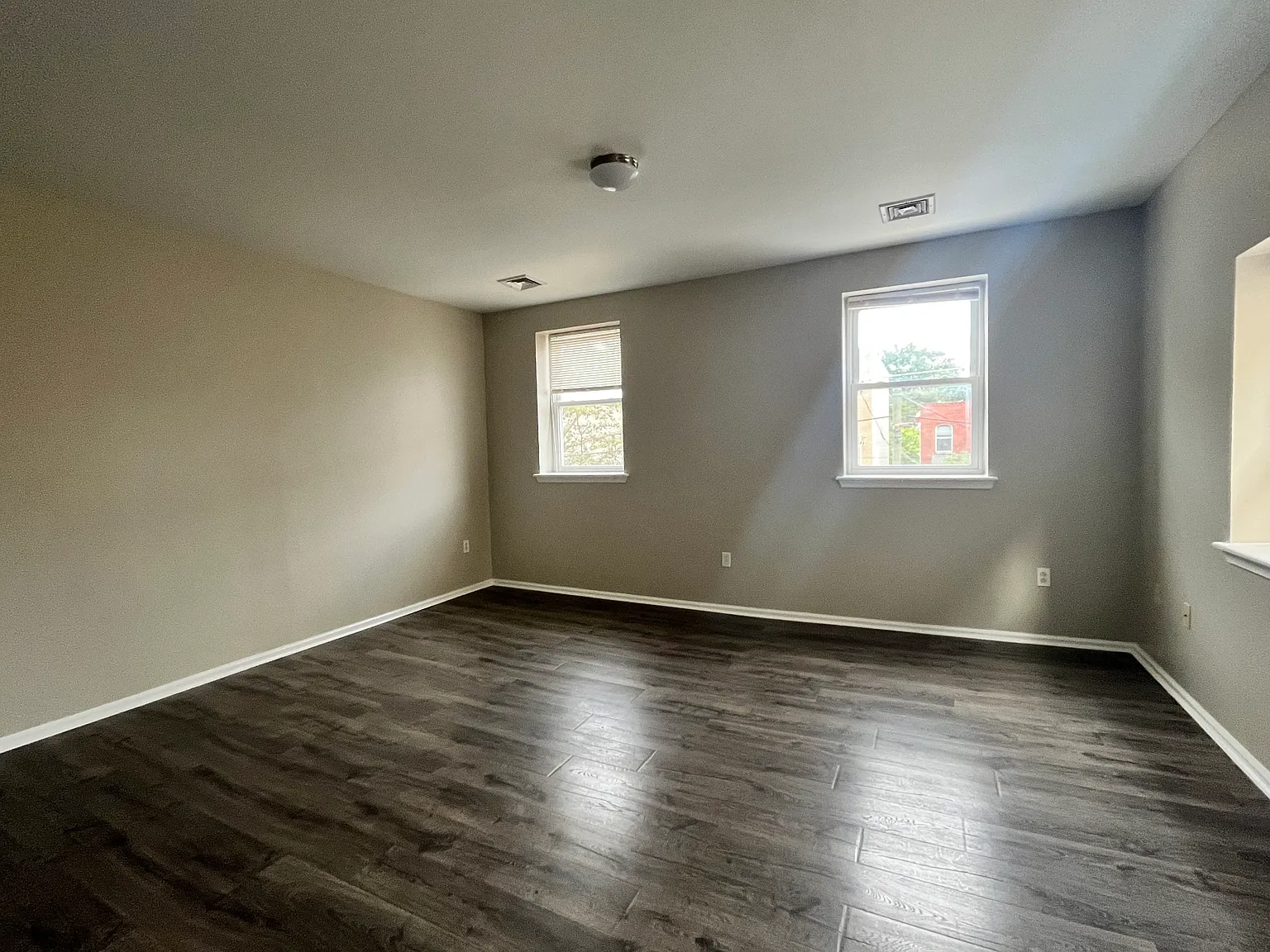 2 bed, 900 sqft, $1,300 — Photo 2