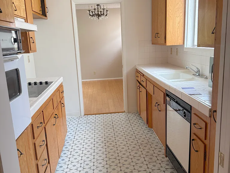 941 10th St #8 — Photo 6