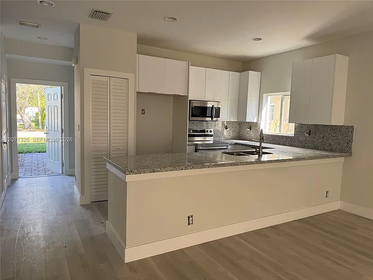 5736 Tyler St — Photo 4