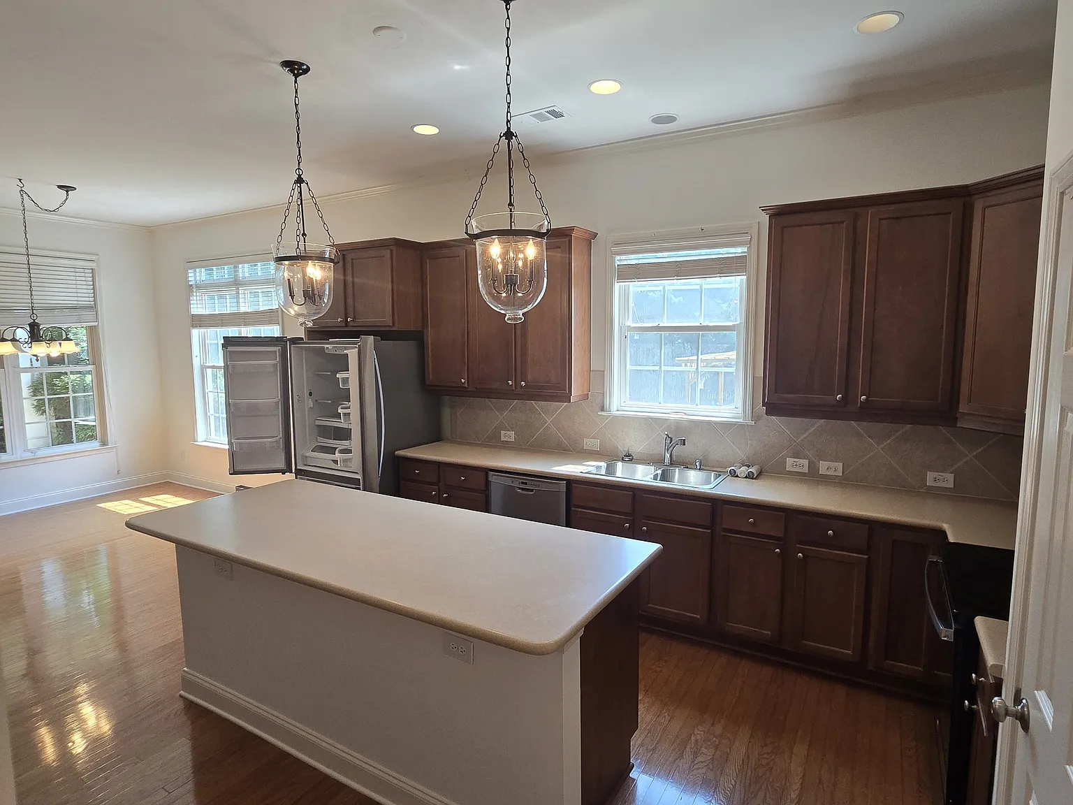 4 bed, 2.5 bath, 2768 sqft, $3,750 — Photo 3