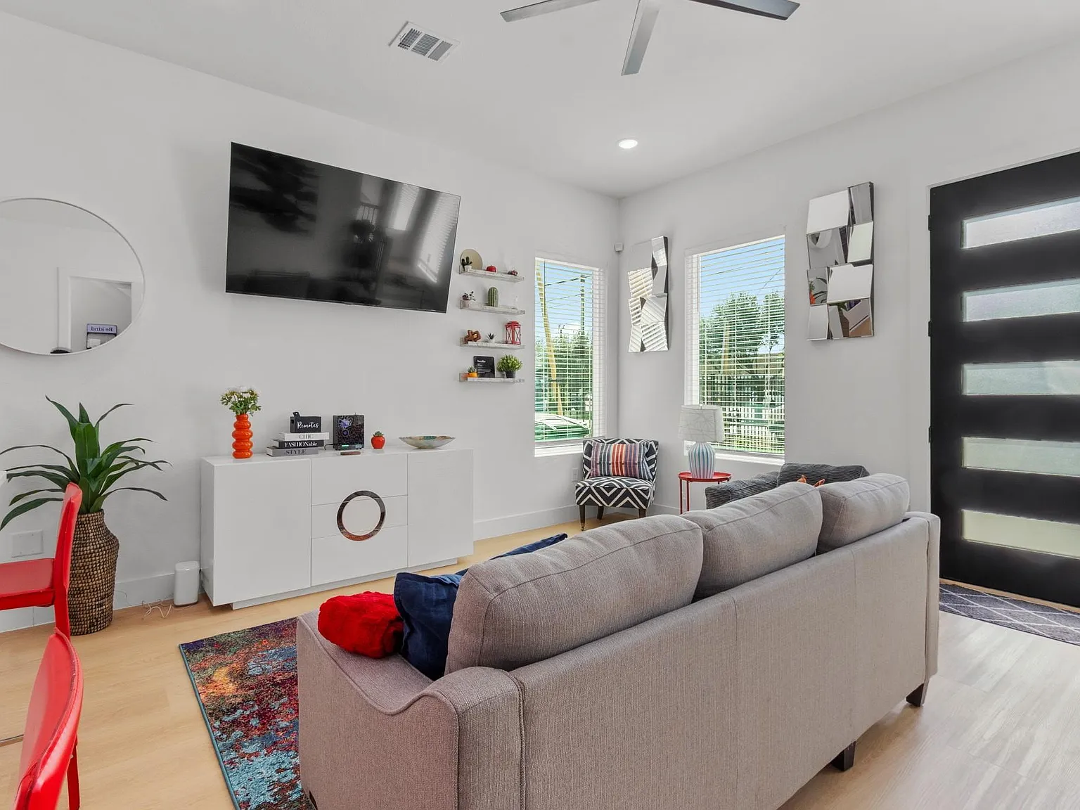 3 bed, 2.5 bath, 1350 sqft, $2,100 — Photo 3