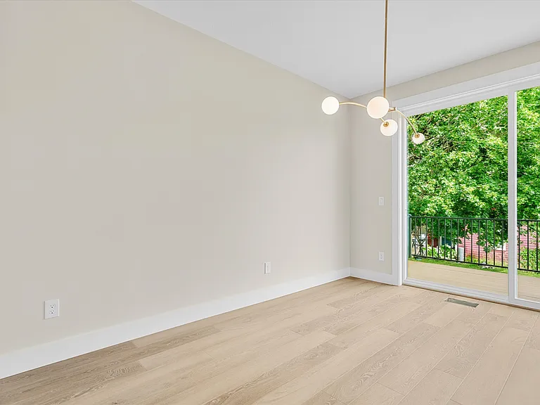 349 SE Walnut St — Photo 14