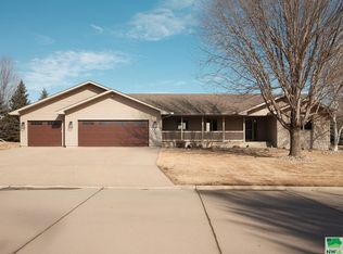 686 11th Street Cir SE, Sioux Center, IA 51250