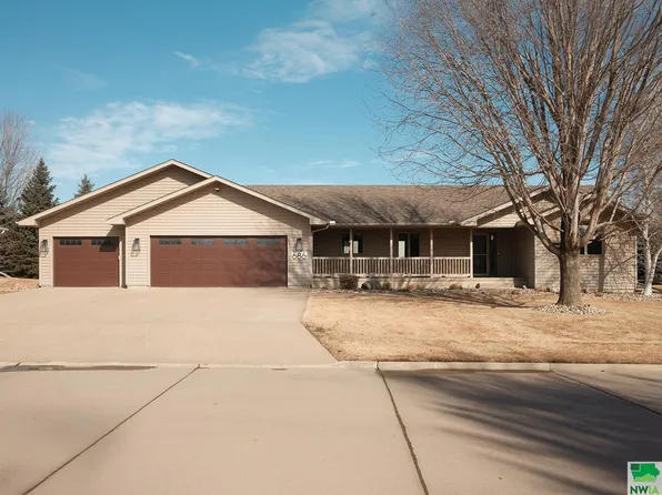 686 11th Street Cir SE, Sioux Center, IA 51250
