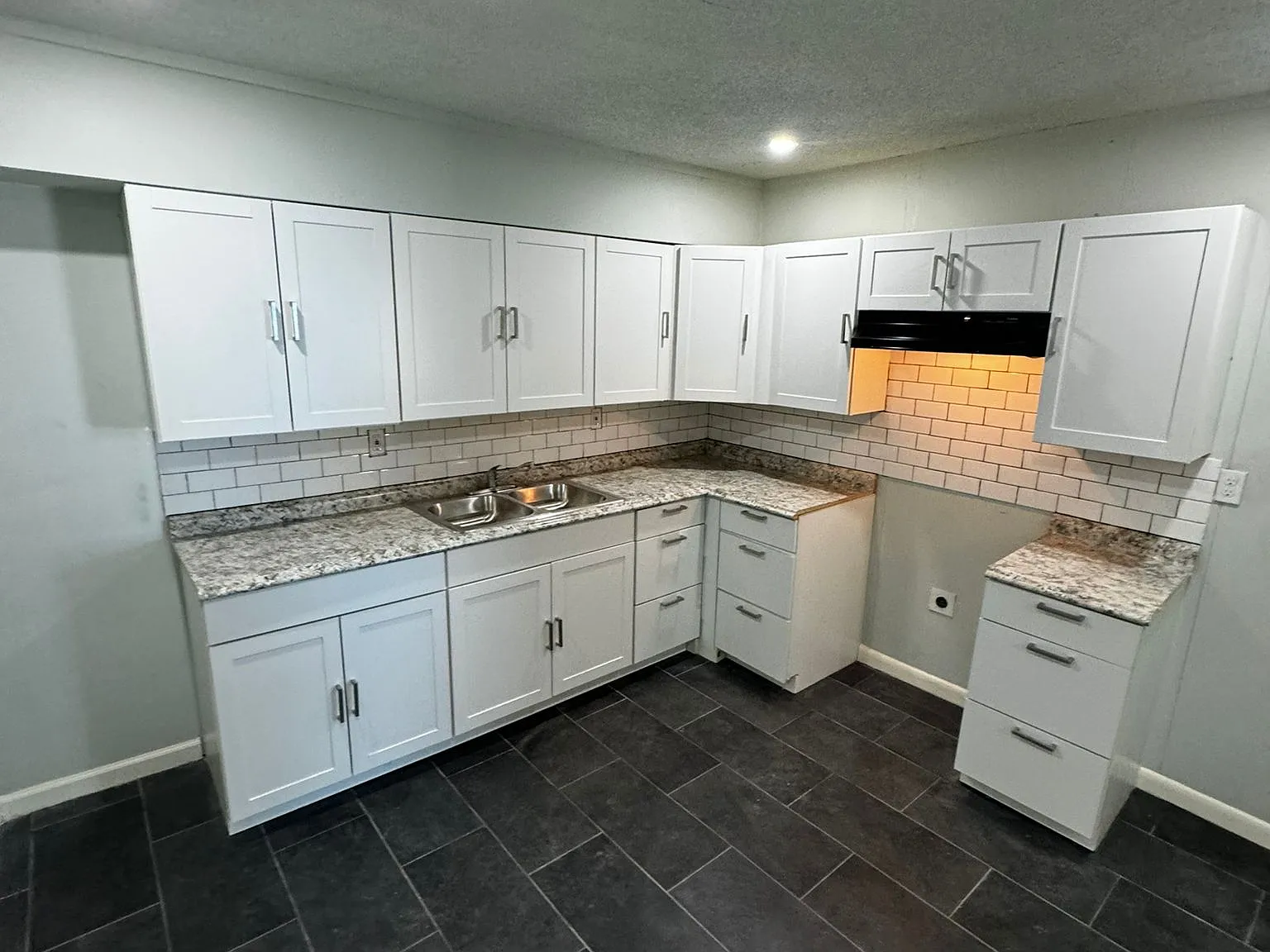 4 bed, $1,550 — Photo 2