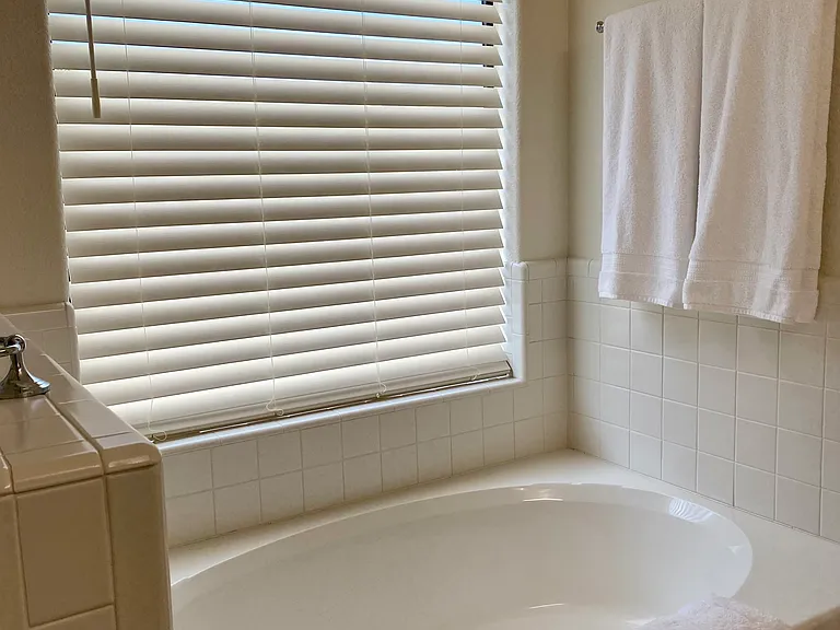 2460 W Catalpa Rd — Photo 35