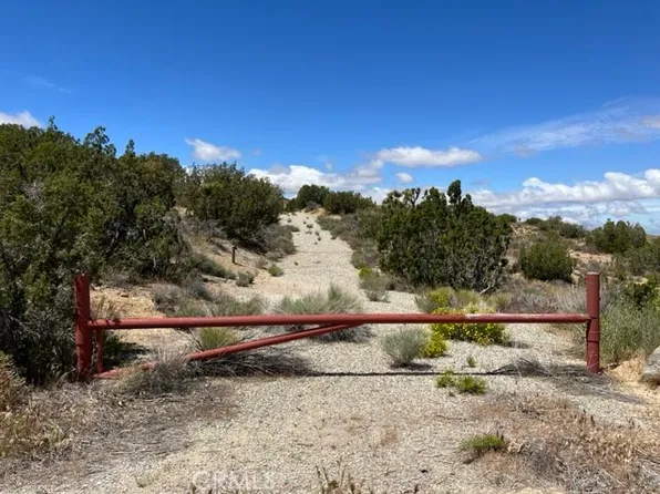 128 Longview Rd #2, Pearblossom, CA 93553