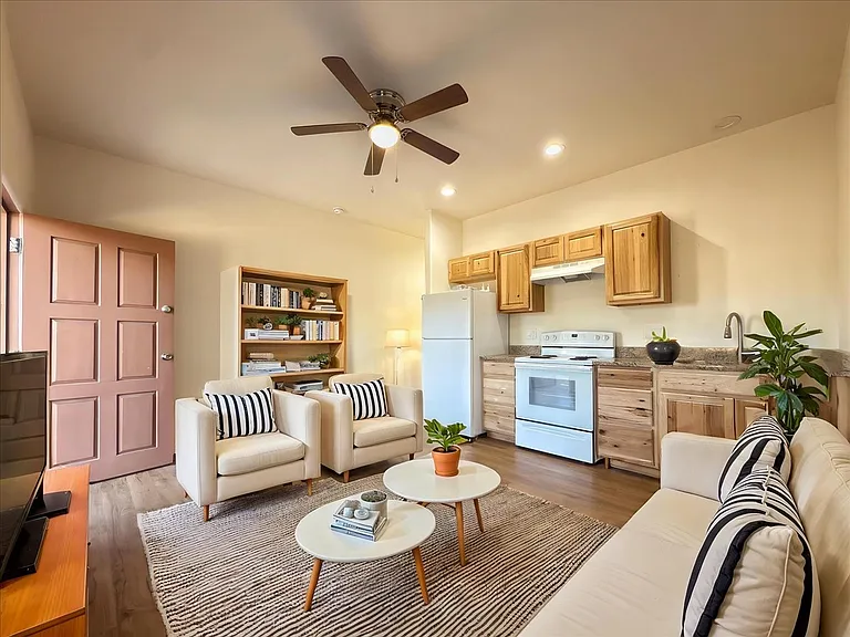 804 S Riverside Dr — Photo 1