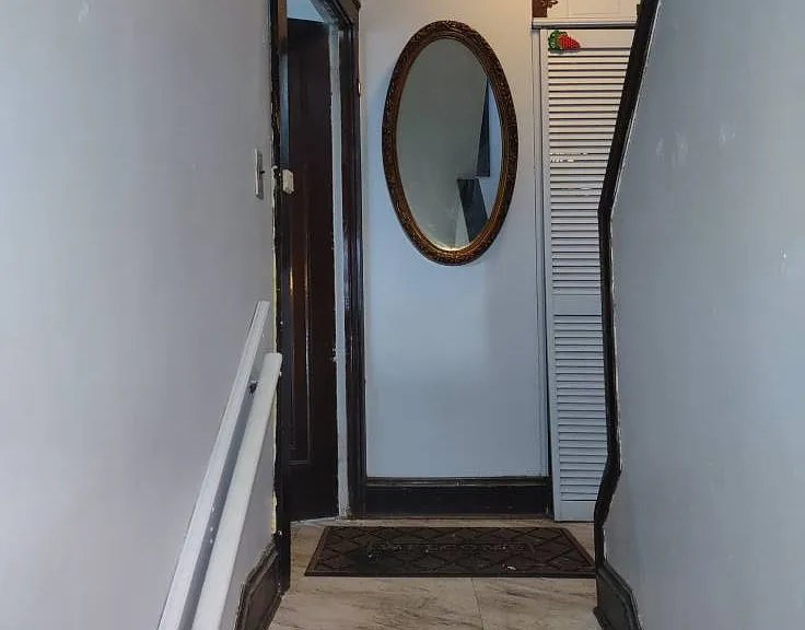 HALLWAY (Side Entrance)