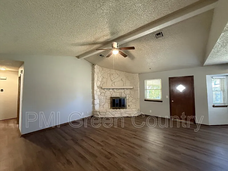 3 bed, 2.0 bath, 1350 sqft, $1,645 — Photo 4