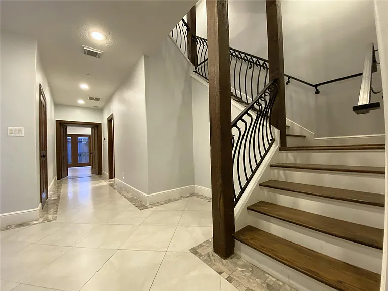 1012 Crocker St — Photo 12