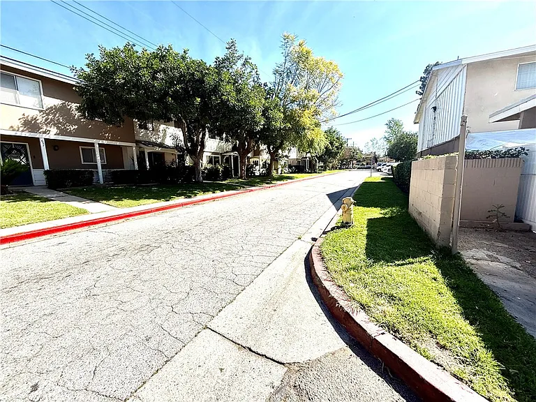684 E Lee Pl — Photo 33
