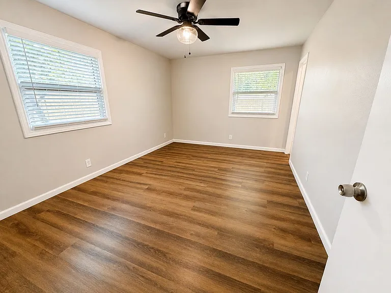901 Melrose Dr — Photo 8