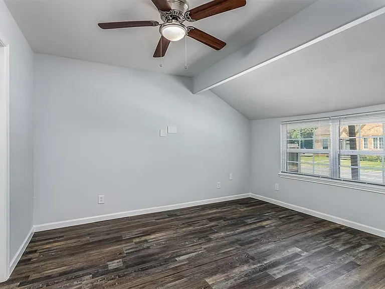 219 W Adoue St — Photo 5