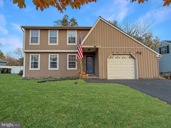 324 Pheasant Run Dr, New Britain, PA 18901