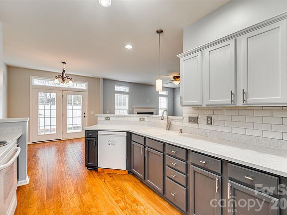 5th image of 618 Bayou Cir