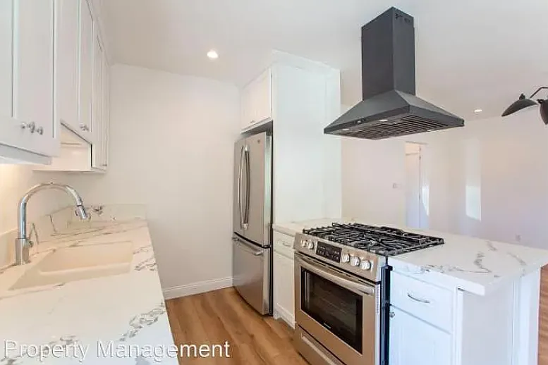 11807 Courtleigh Dr — Photo 2