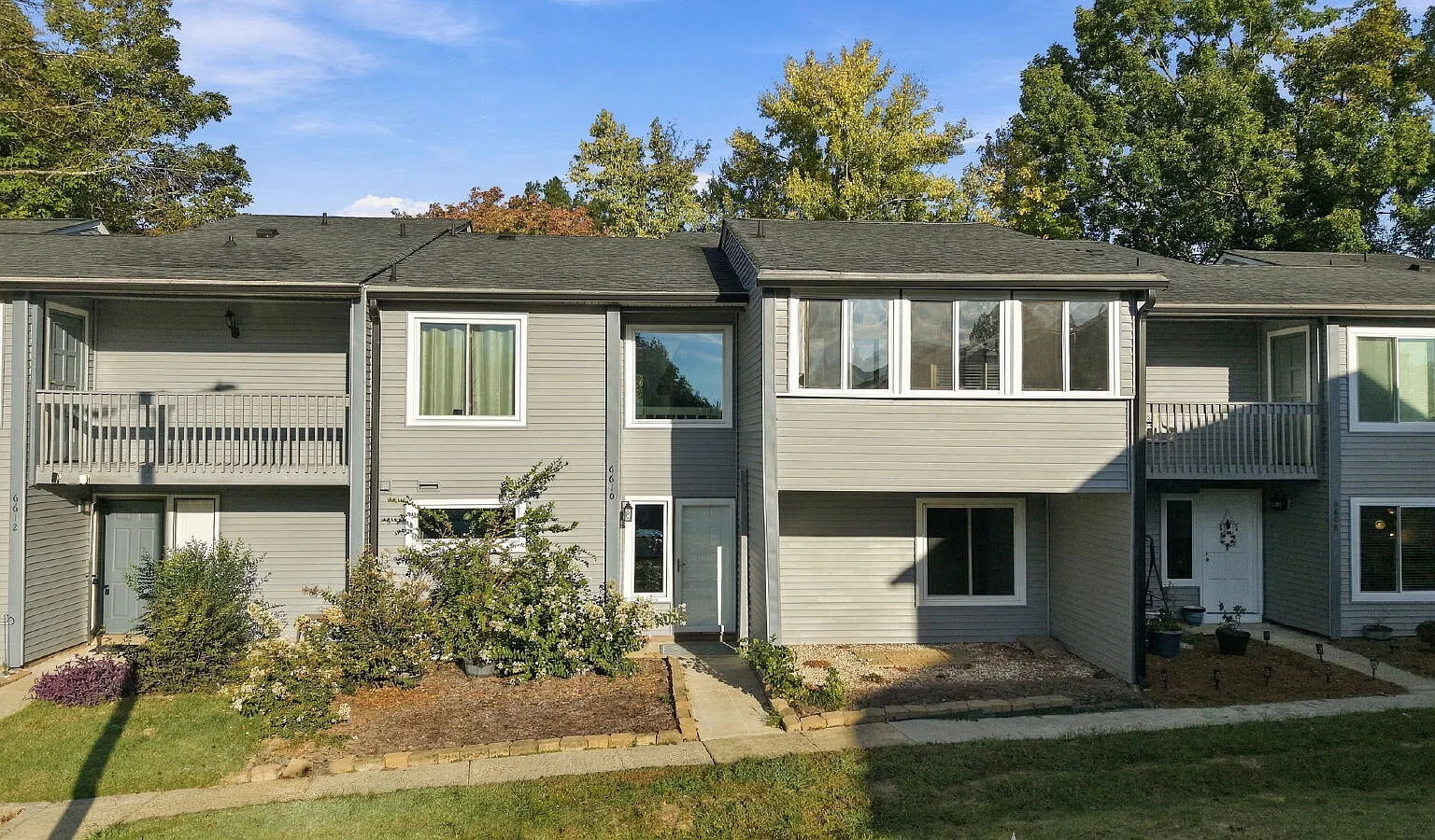 4 bed, 2.5 bath, 1900 sqft, $2,500 — Photo 1