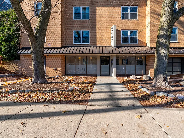 2121 N Cambridge Ave #108 — Photo 18