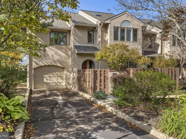 5 Greythorne Woods Cir, Wayne, PA 19087