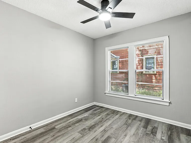 2039 Dellwood Ave — Photo 10