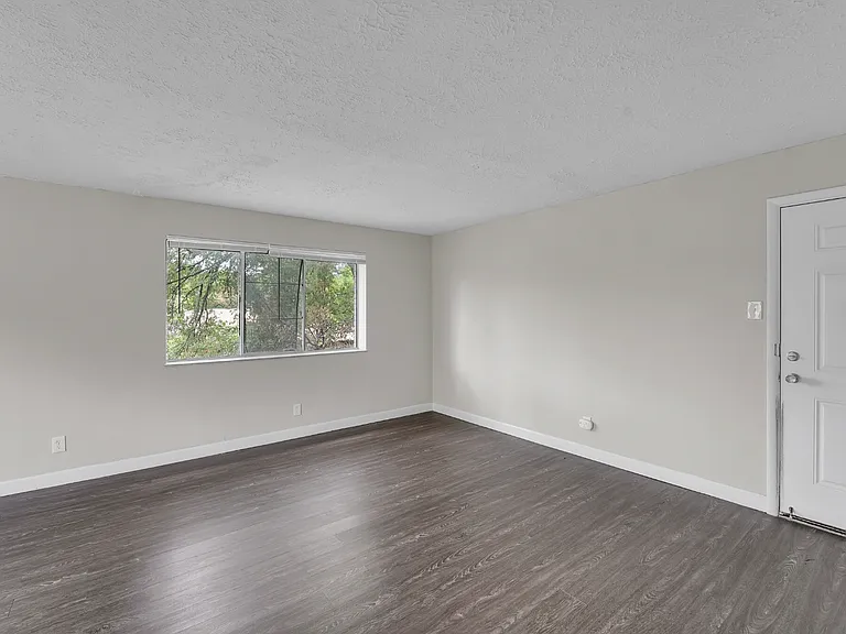 Oasis Apartments — Photo 10