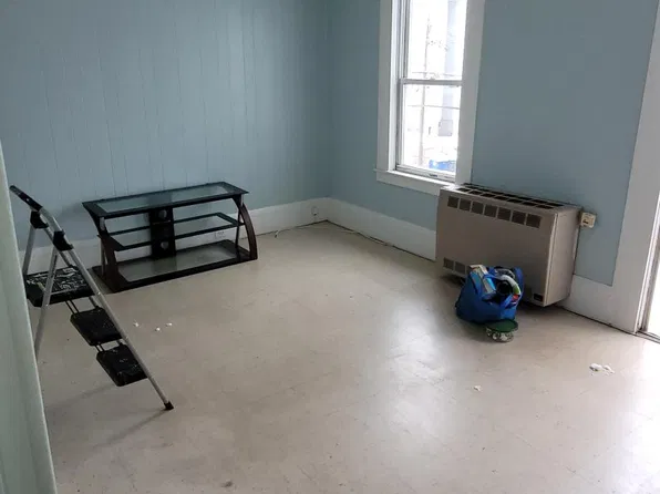 593 Union St APT 4, Manchester, NH 03104