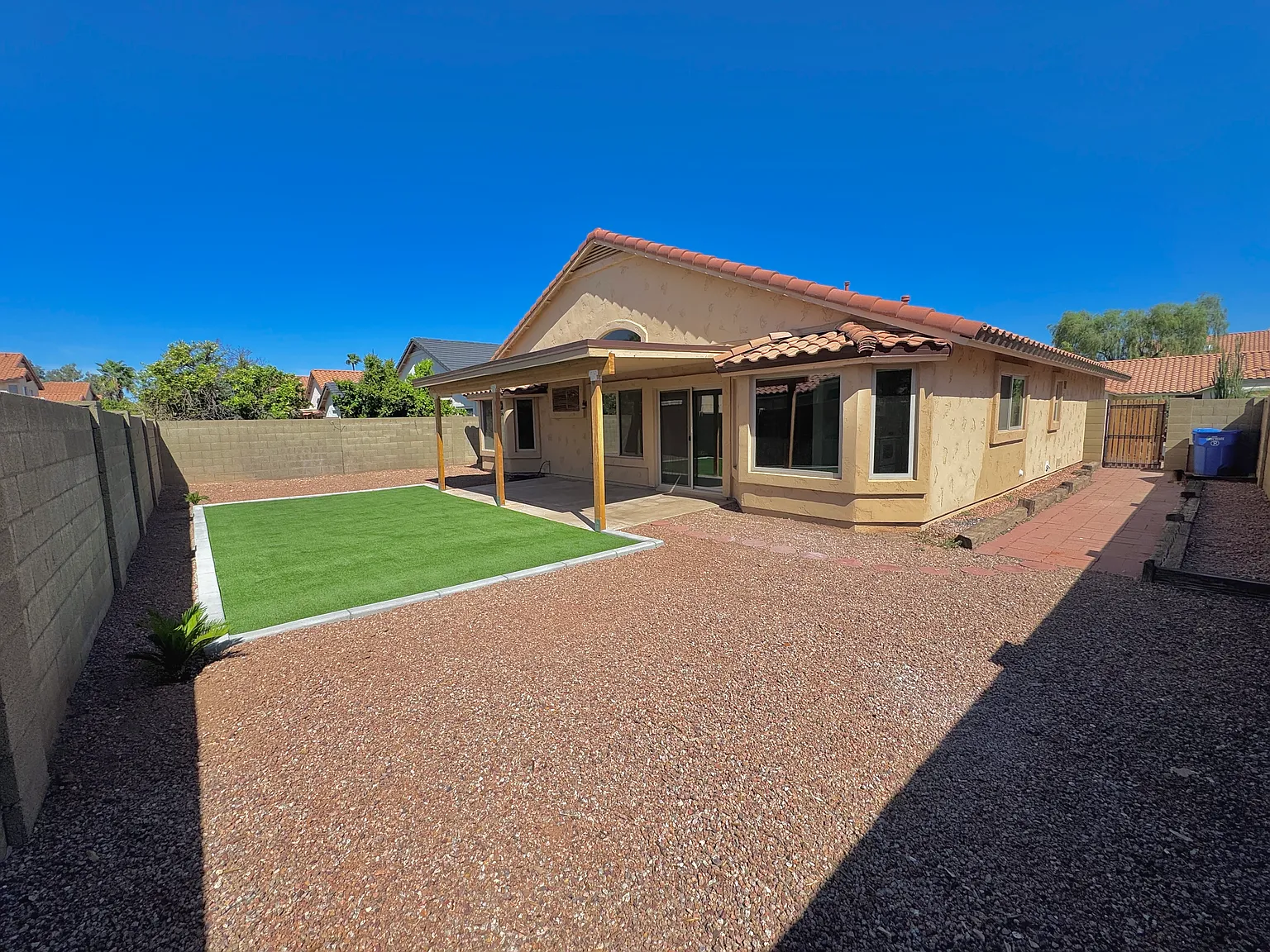 3 bed, 1373 sqft, $2,100 — Photo 2