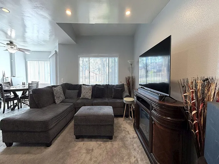 831 Carlton Privado — Photo 4
