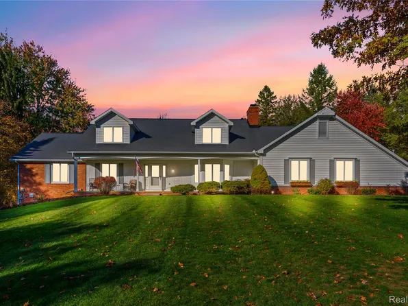 11099 Winthrop Ln, Brighton, MI 48114