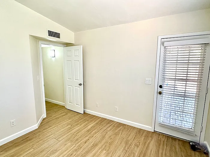 146 W Ivyglen St — Photo 17
