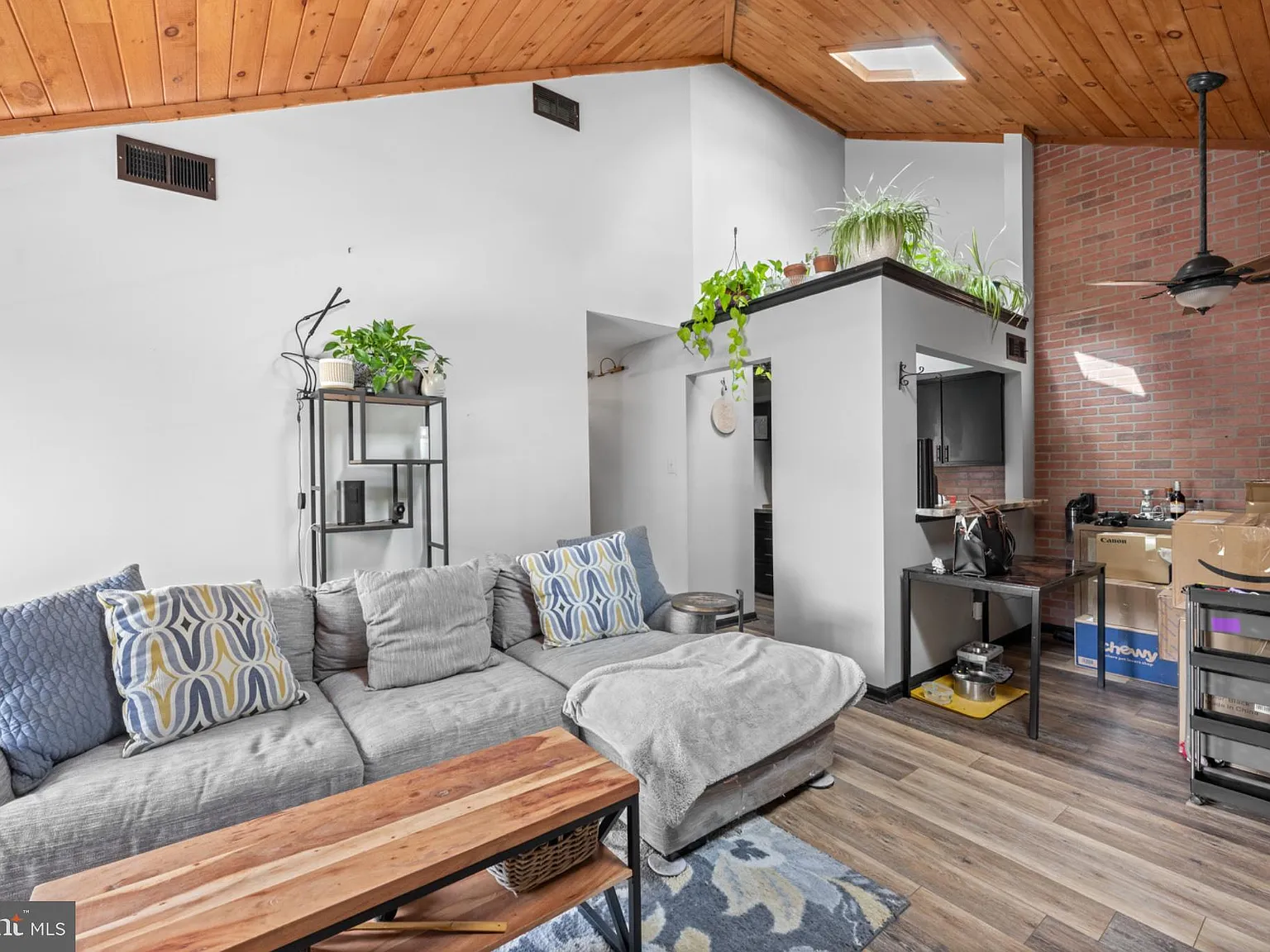 2 bed, 1.0 bath, 952 sqft, $1,950 — Photo 3
