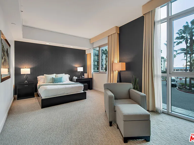 13650 Marina Pointe Dr #306 — Photo 45