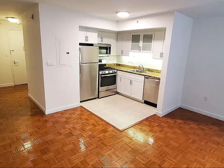 33 W End Ave #11B — Photo 1