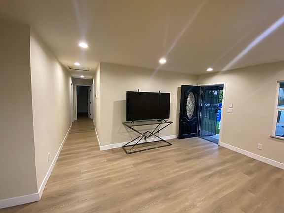 5th image of 13008 Archwood St