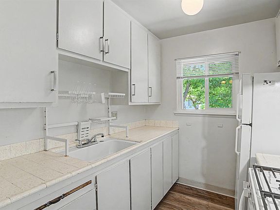 3rd image of 1703 Donner Ave APT 4