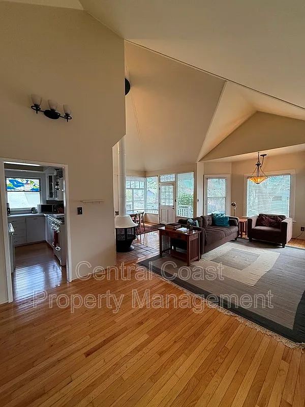 3 bed, 2.0 bath, 1400 sqft, $4,550 — Photo 3