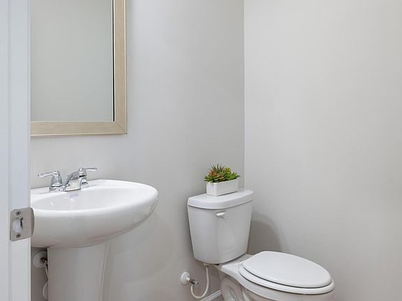 4th image of 77 Barrie Ct