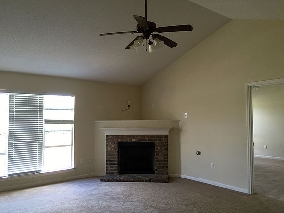 Fireplace/Living Room