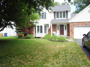 34 Foxfire Dr, Getzville, NY 14068