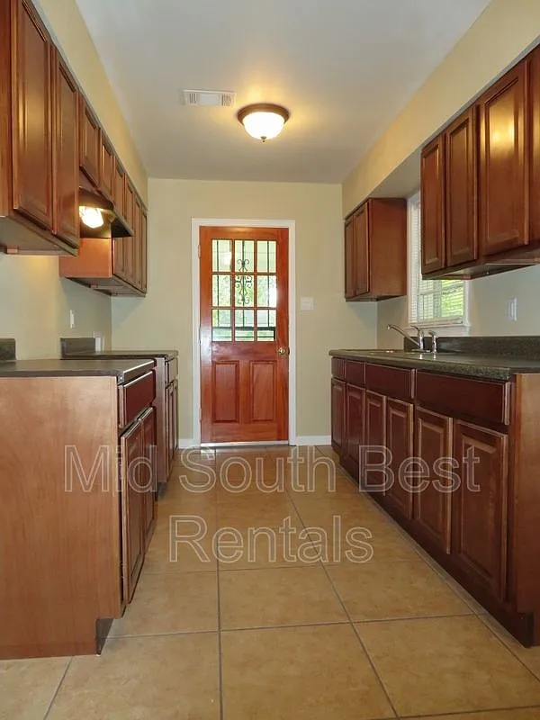 4808 Hodge Rd — Photo 3
