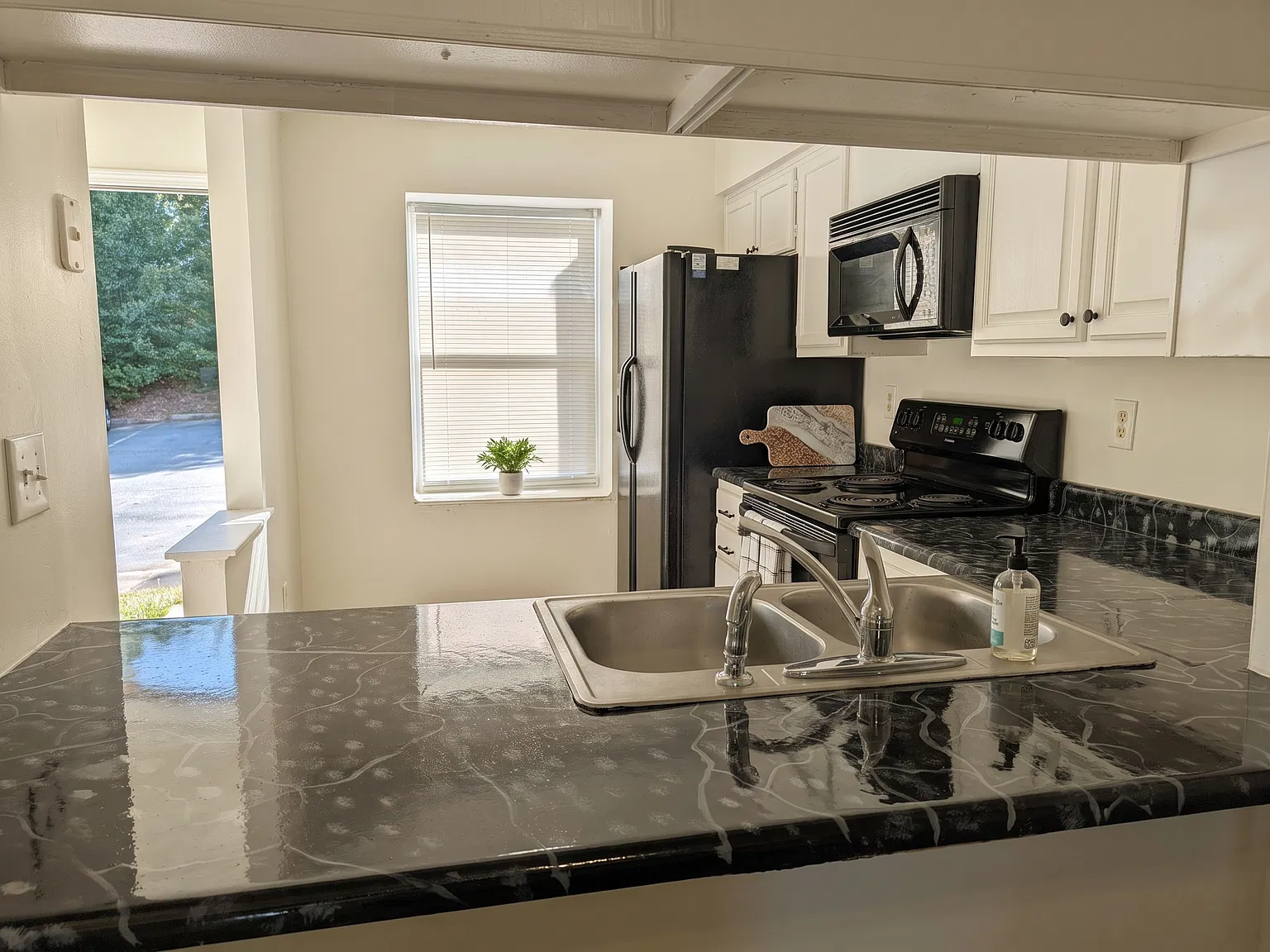 3 bed, 1242 sqft, $2,350 — Photo 3