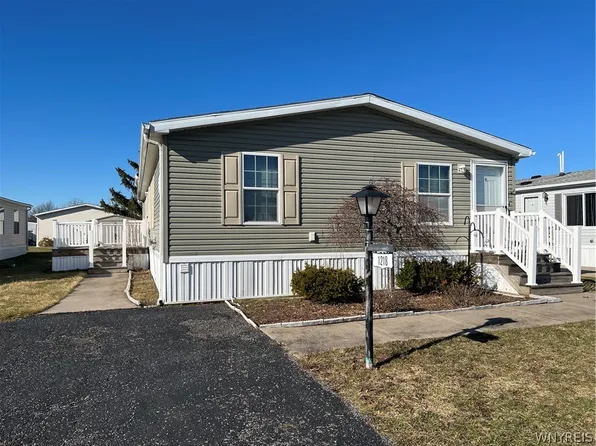 1218 Maplewood Dr, Lockport, NY 14094