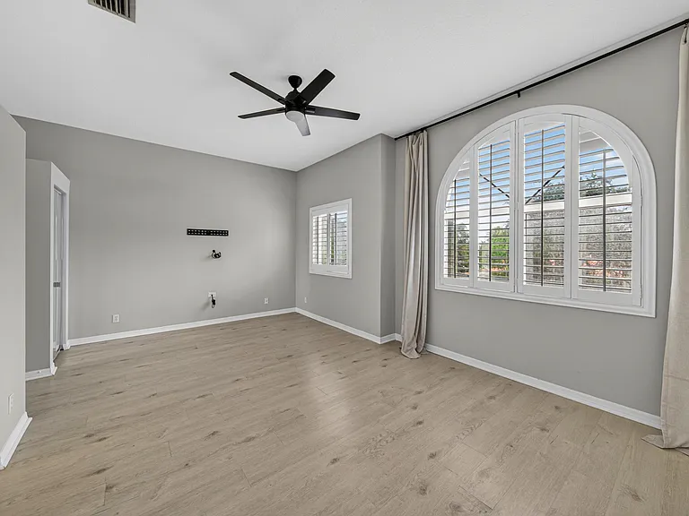 835 NE 17th Way — Photo 24