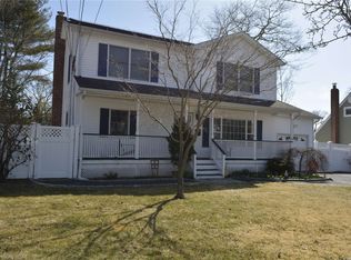 19 Center St, Ronkonkoma, NY 11779
