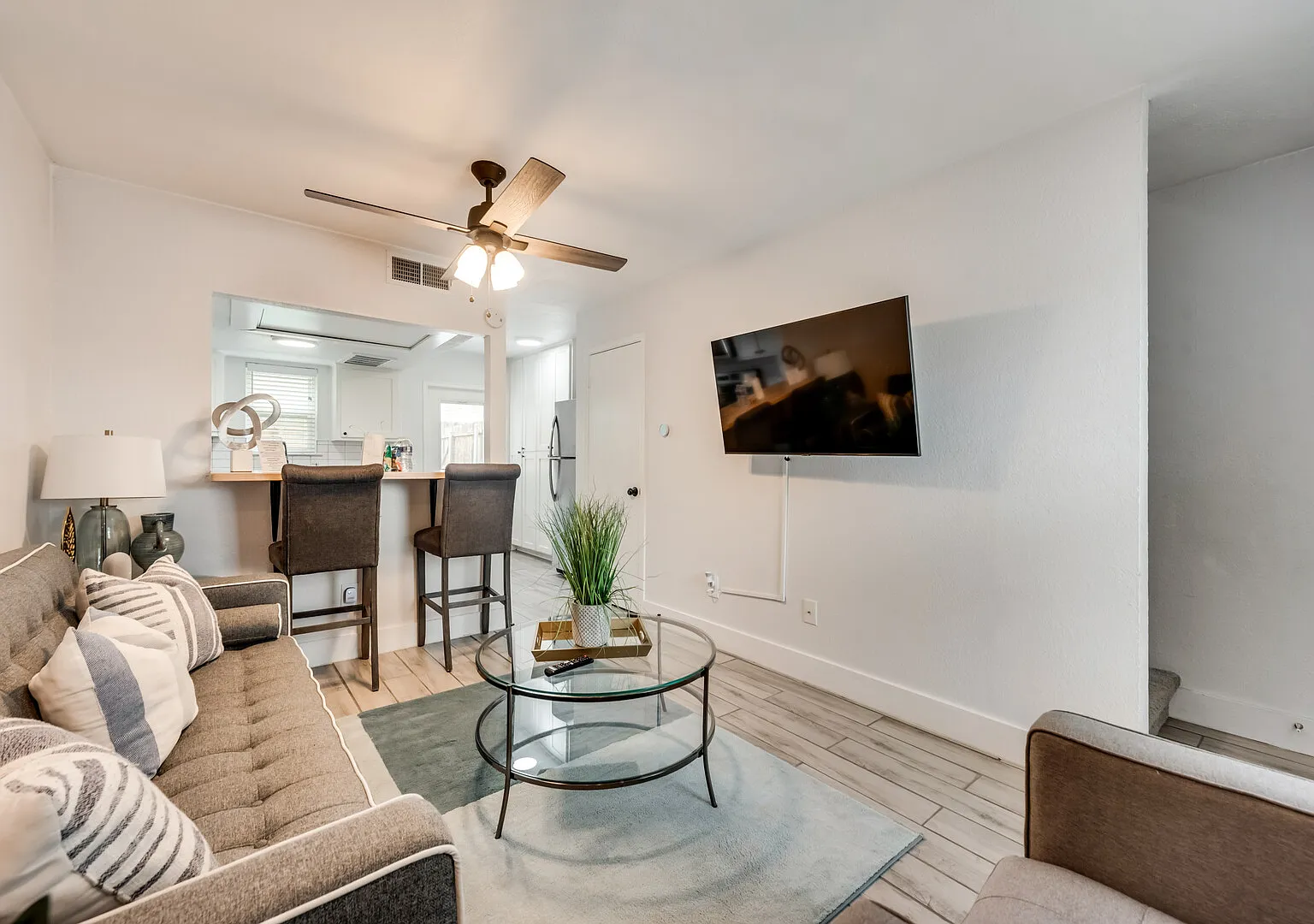 I69 World Cup Stay - 18 min to AT&T - Sleeps 2 - Free Parking — Photo 2